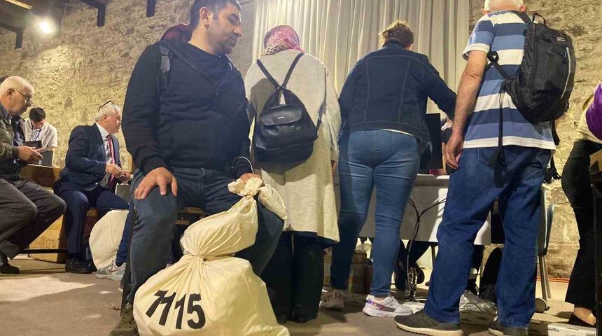 İzmir’de ilçe seçim kurullarında oy pusulası yoğunluğu