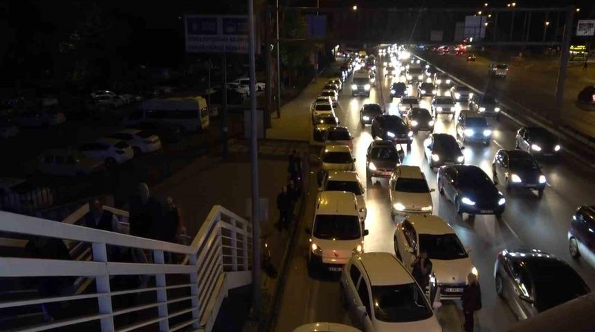 Bursa&rsquo;da sayılan oylar YSK&rsquo;ya teslim edildi, kilometrelerce kuyruk oluştu