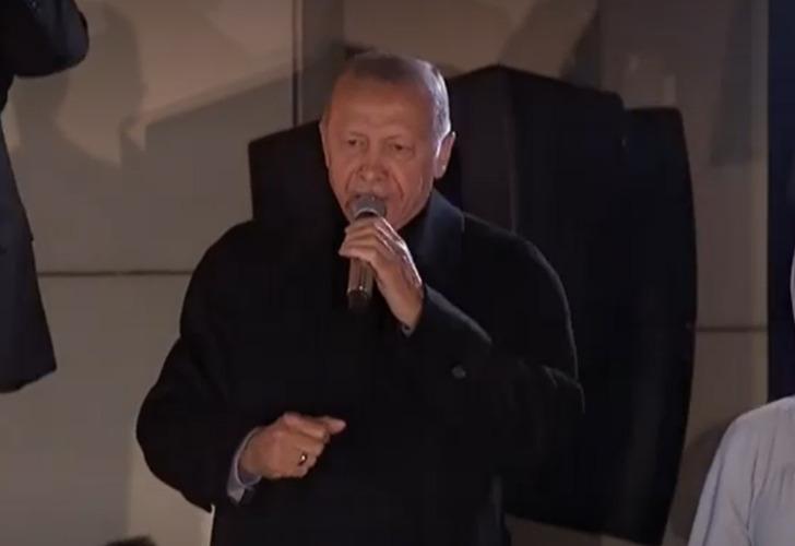 Erdoğan, AK Parti Genel Merkezi'nde! Balkondan böyle seslendi: 'Birileri mutfakta, biz de balkondayız'