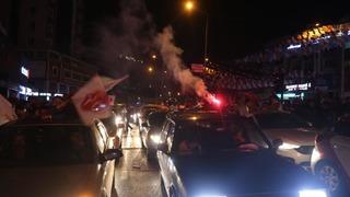 Bursa’da Cumhur İttifakı destekçileri kent merkezine akın etti