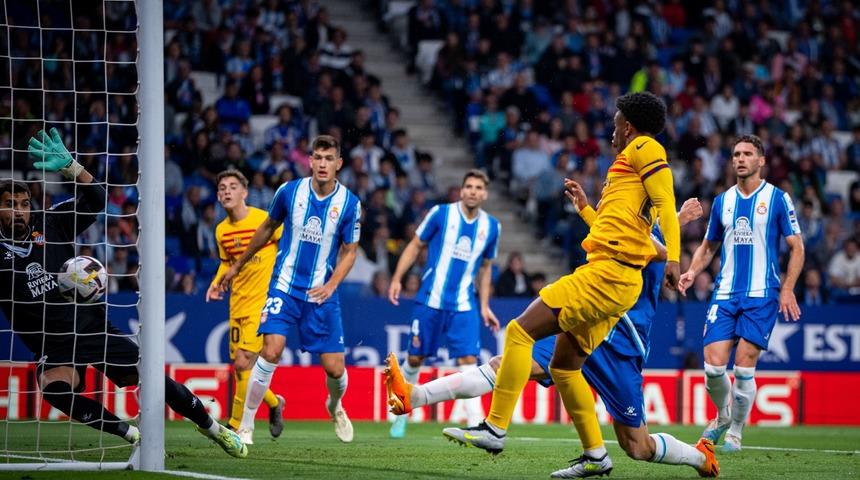 Barcelona Espanyol'u 4-2 mağlup ederek şampiyonluğun ilan etti!