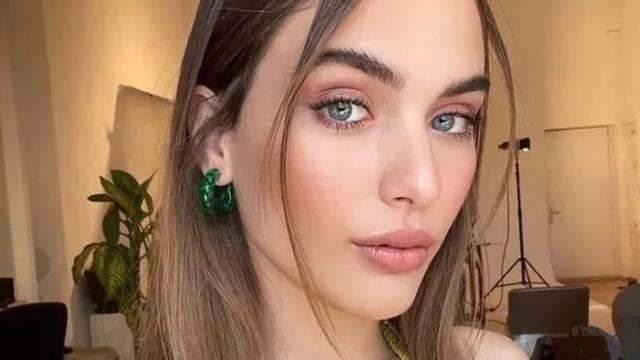 Crop giyen Çağla Şimşek dekolteli pozuyla nefes kesti!