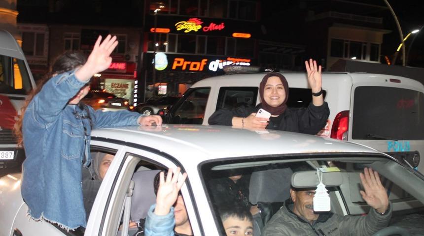 Bayburt’ta seçim kutlaması gece geç saatlere kadar devam etti
