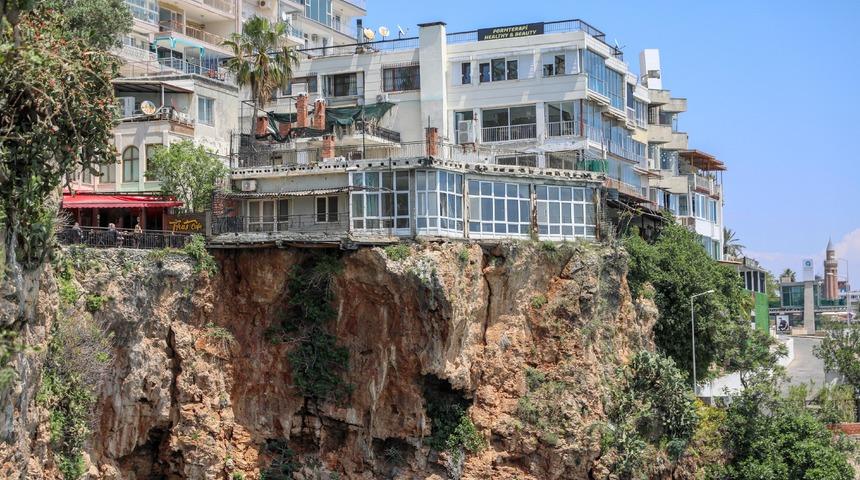 Deprem felaketi sonrası görüntüsü tartışma yaratmıştı! Çatlak falez üzerindeki yapı için şaşırtan rapor