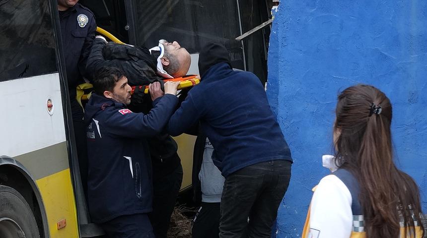 Bursa'da servis otobüsünün çarptığı halk otobüsü iş yerine girdi!