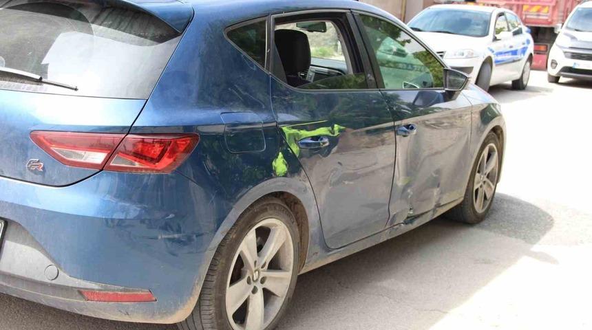 Otomobille çarpışan ehliyetsiz motosiklet sürücüsü yaralandı