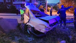 Direğe çarpan otomobil ikiye bölündü! Korkunç kazada otomobil sürücüsü hayatını kaybetti