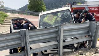 Bursa'da bariyerlere çarpan kamyonetin sürücüsü yaralandı