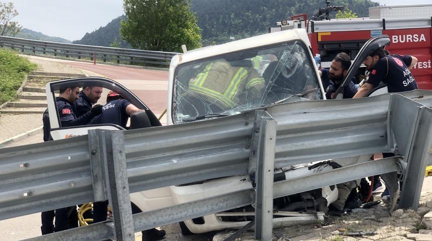 Bursa'da bariyerlere çarpan kamyonetin sürücüsü yaralandı