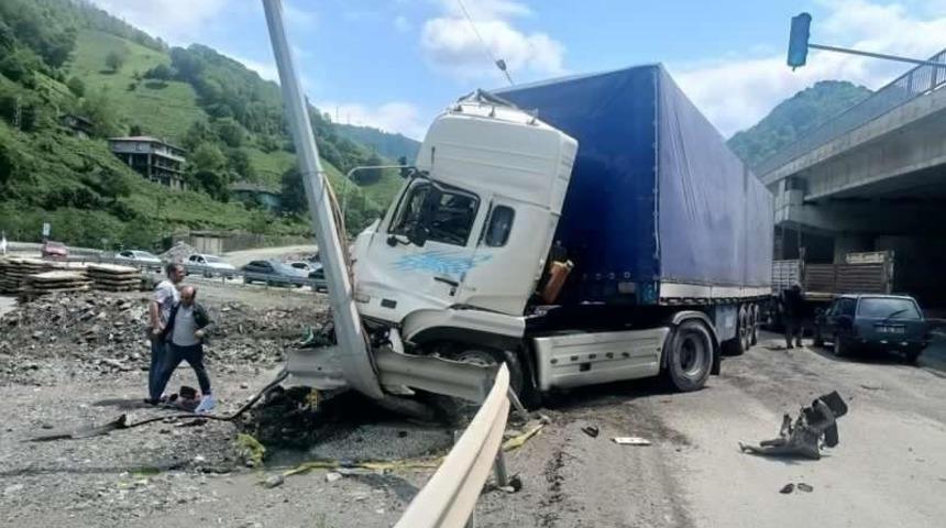 Artvin&rsquo;de 3 aracın karıştığı kazada 3 kişi yaralandı