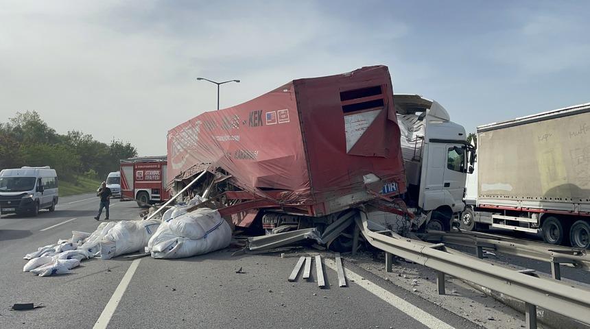 Esenyurt'ta refüje çarpan tır trafik yoğunluğu oluşturdu