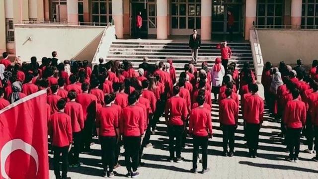 19 MAYIS CUMA RESMİ TATİL Mİ, okullar tatil mi? 19 Mayıs Atatürk'ü Anma, Gençlik ve Spor Bayramı'nda kamu kurumları, banka ve üniversiteler açık mı?