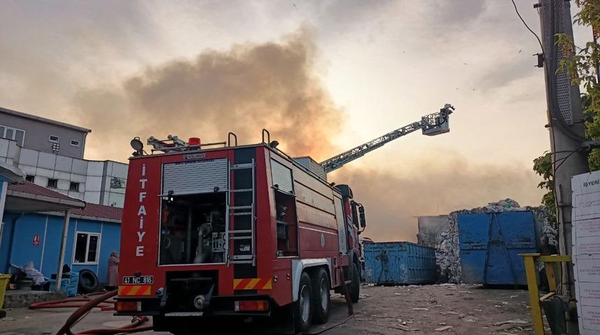 Kocaeli'de geri dönüşüm tesisinde çıkan yangın söndürüldü