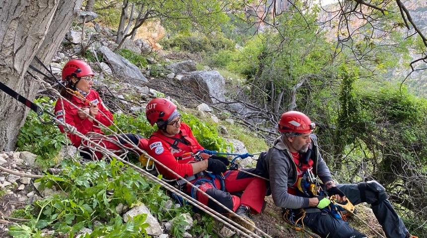 Mersin'de kayalıklardan düşen Rus uyruklu kişi kurtarıldı