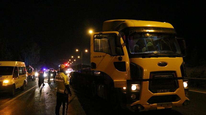 İzmir'de tıra çarpan otomobilin sürücüsü öldü