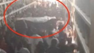 Tam 298 kiloydu! Tabutu açılan mezar yerine sığmadı... Yerin yeniden kazılması için 4 saat beklediler