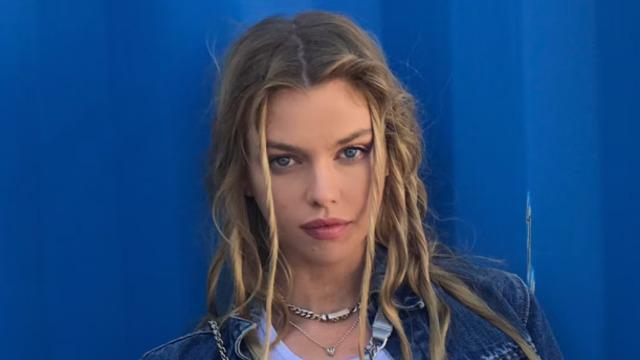 Transparan giyen Stella Maxwell arkasının dönünce olay! Kalçasını açıkta bıraktı