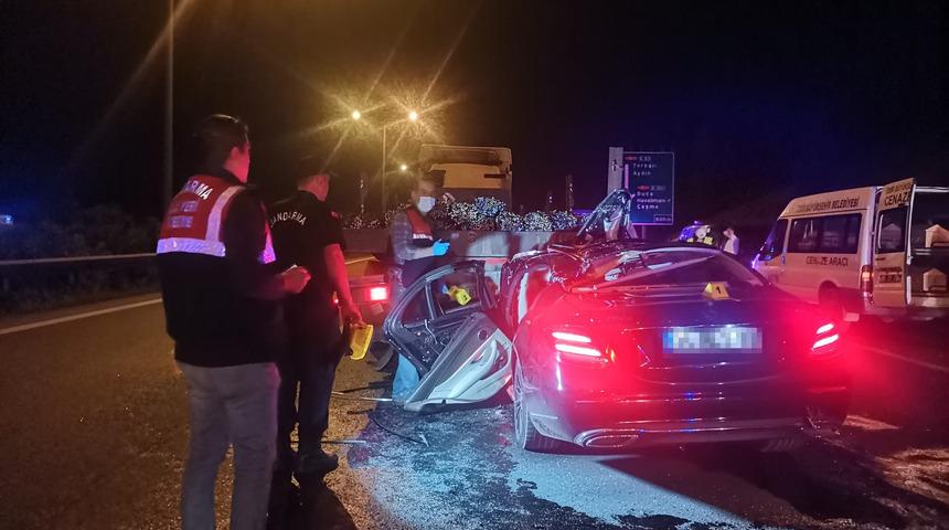 Tıra ok gibi saplandı! Feci kazada otomobilin sürücüsü hayatını kaybetti