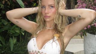 Lottie Moss ayna karşısında ceket denedi! İçine hiçbir şey giymedi