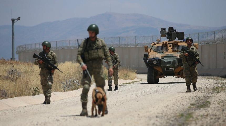 Suriye'den yasa dışı yollarla Türkiye'ye geçmeye çalışan 12 kişi yakalandı!