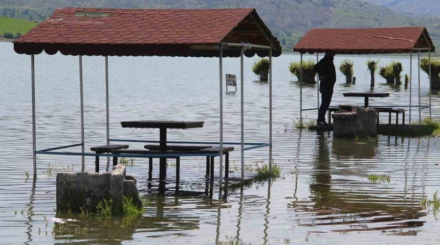 Afrika çöllerini aratmıyordu, şimdiyse kamelyalar sular altında kaldı