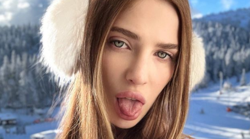 Yetişkin film yıldızı Reislin yine sosyal medyanın nabzını yükseltti! Duştan çıkar çıkmaz tanga iç çamaşırıyla şov yaptı