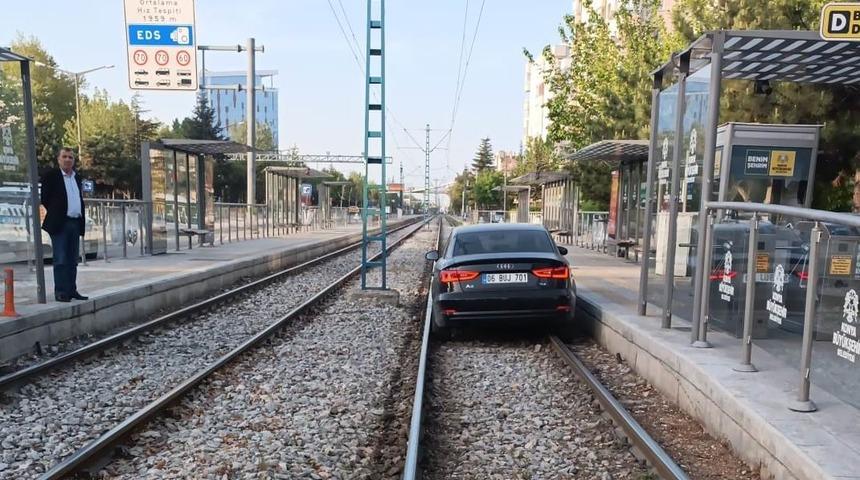 Normal yol diye tramvay yoluna giren sürücü alkollü çıktı