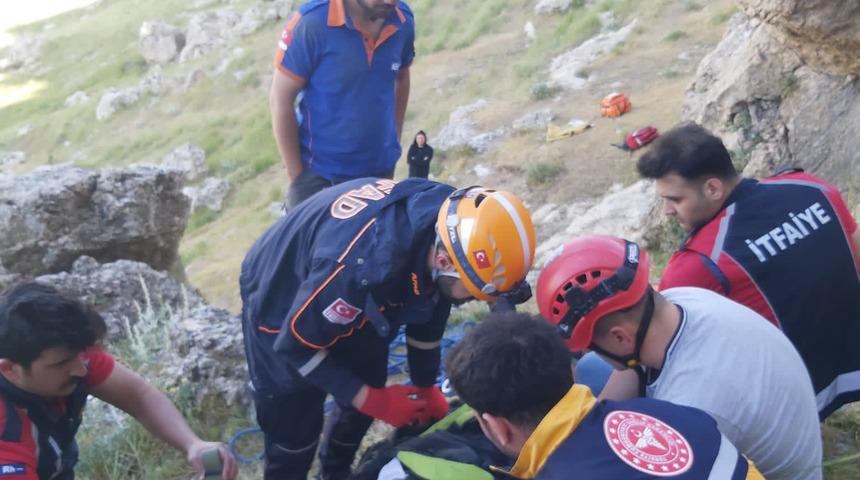 Mardin'de düştüğü kayalıklarda mahsur kalan kişi ekiplerce kurtarıldı