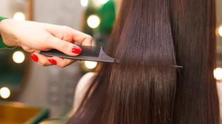 Kıvırcık saçları ısısız bir şekilde düzleştirmenin yolunu paylaştı! Büyükannesinden öğrendiği pürüzsüz saç bakımı maskesi