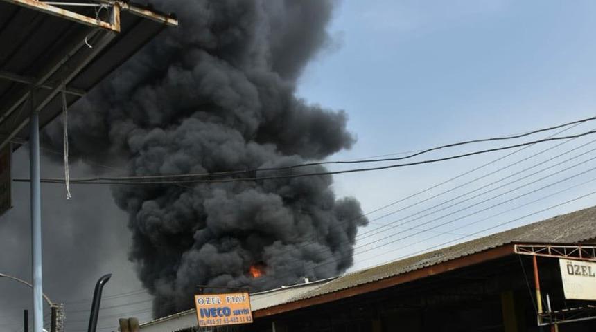Son dakika: İzmir'de korkutan yangın! Şehrin farklı noktalarından g&ouml;r&uuml;ld&uuml;