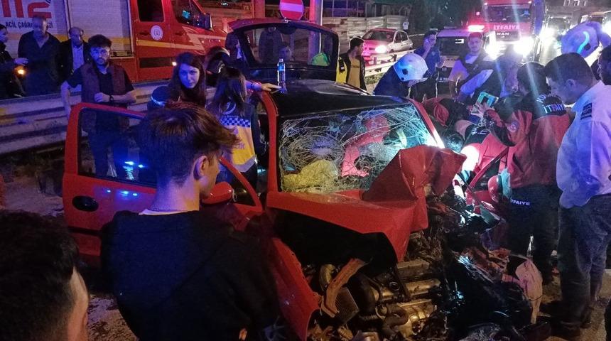 Kocaeli'de tıra çarpan otomobildeki 4 kişi yaralandı