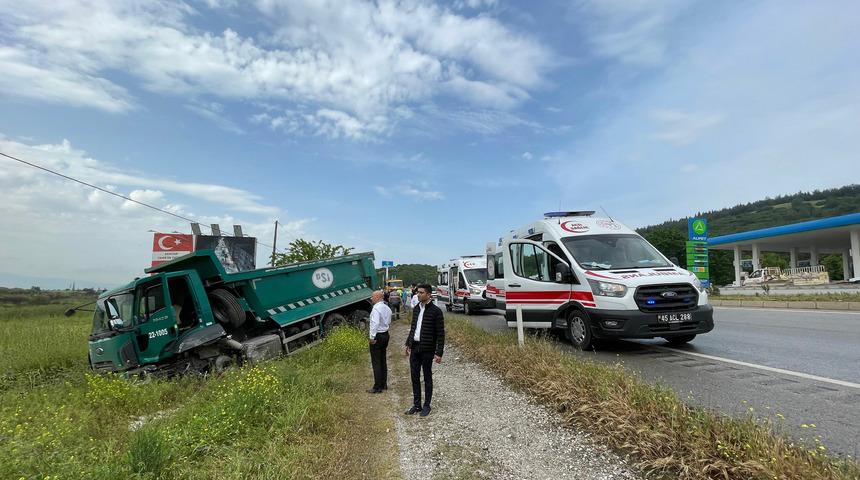 Manisa'da zincirleme trafik kazasında 12 kişi yaralandı
