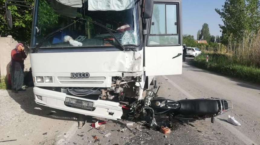 Konya'da midibüs ile motosiklet çarpıştı 2 kişi öldü
