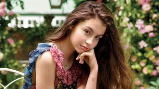 Transparan giyen Carys Zeta Douglas göğüslerini çiçek motifleriyle kapattı! Festival tarzı çok beğenildi