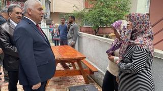 Tekirdağ Valisi, belediyenin konaklamalarına son verme kararı aldığı depremzedeleri ziyaret etti