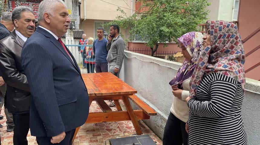 Tekirdağ Valisi, belediyenin konaklamalarına son verme kararı aldığı depremzedeleri ziyaret etti