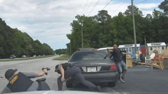 Trafik kontrolünde nefes kesen anlar! Bir anda aracın içinden polislere ateş açtı... Saniye saniye kaydedildi