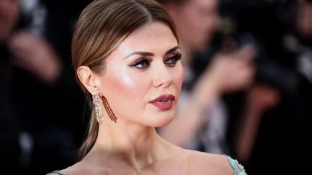 Tüyden kostümü festivale damga vurdu! Rus model Victoria Bonya dekoltesiyle mest etti