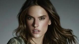 Alessandra Ambrosio derin göğüs dekoltesiyle büyüledi! Sütyensiz festival tarzı olay