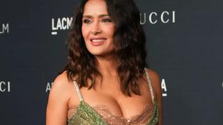 24 milyon takipçiye ulaşınca bornozuyla dans etti! Salma Hayek defalarca frikik verdi 