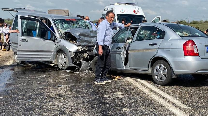 Karab&uuml;k'te trafik kazası: 2 kişi &ouml;ld&uuml;, 3 kişi yaralandı