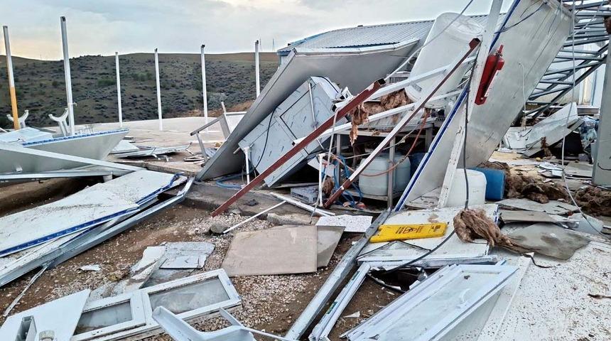 Kırıkkale'de fırtına şantiyenin yemekhane binasını uçurdu