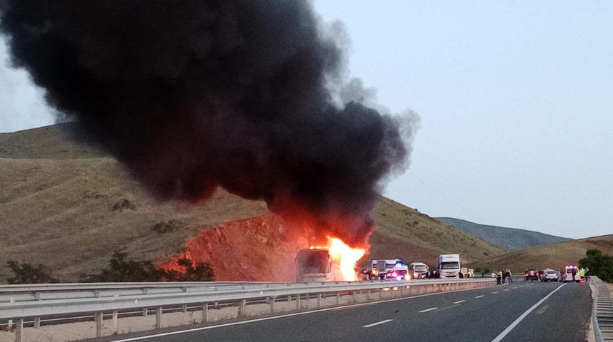 Elazığ'da seyir halindeyken alev alan yolcu otobüsü tamamen yandı