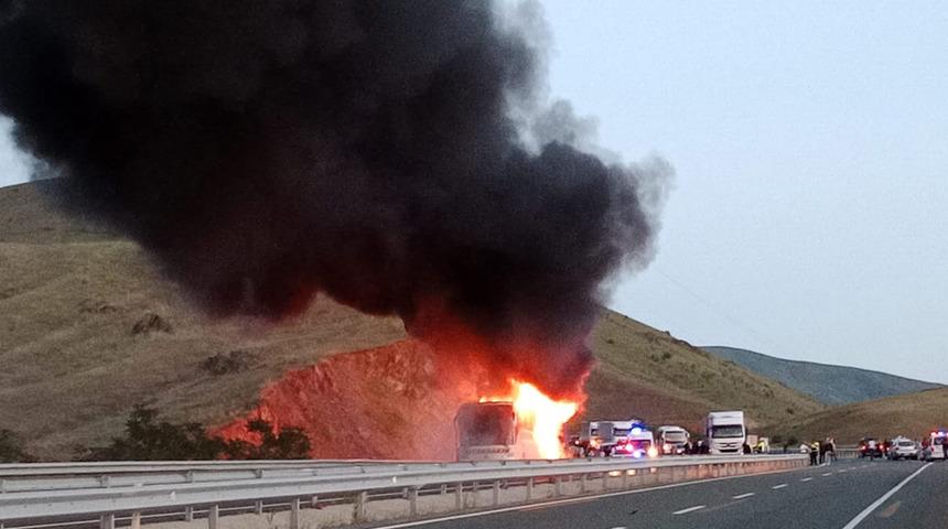 Seyir halindeyken alev topuna döndü! Yolcu otobüsünden geriye bu görüntü kaldı
