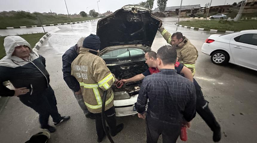 Karabük'te seyir halindeyken alev alan otomobil yandı