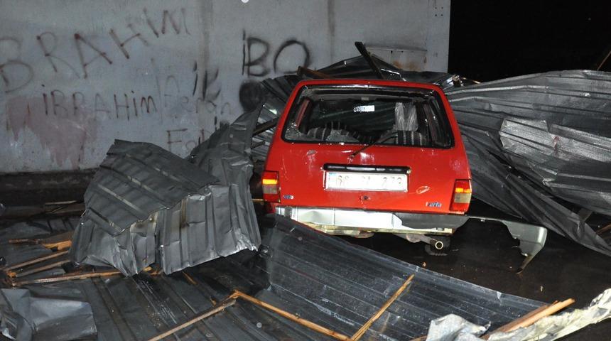 Yozgat'ta şiddetli r&uuml;zgar &ccedil;atıları u&ccedil;urdu