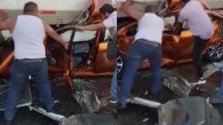 Mucize kurtuluş! Tırın altında ezilen otomobilden burnu bile kanamadan çıktı