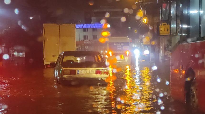 Balıkesir'de şiddetli yağıştan etkilenen bölgelerde temizlik yapıldı