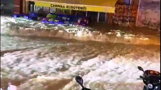 Balıkesir'i sağanak vurdu! Su baskınları yaşandı, trafik akışı durdu