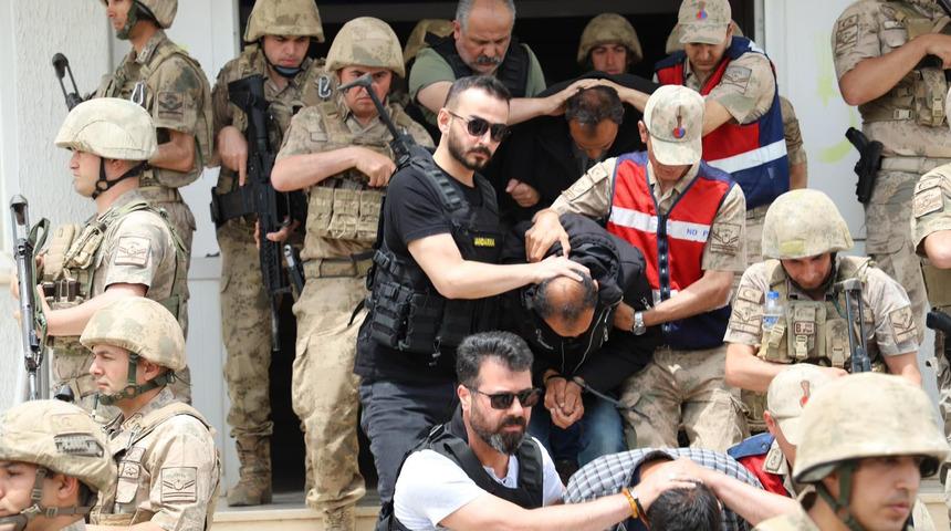 Mardin'de jandarma kıyafeti giyip Irak uyruklu kişileri yağmalayan 6 kişi gözaltına alındı